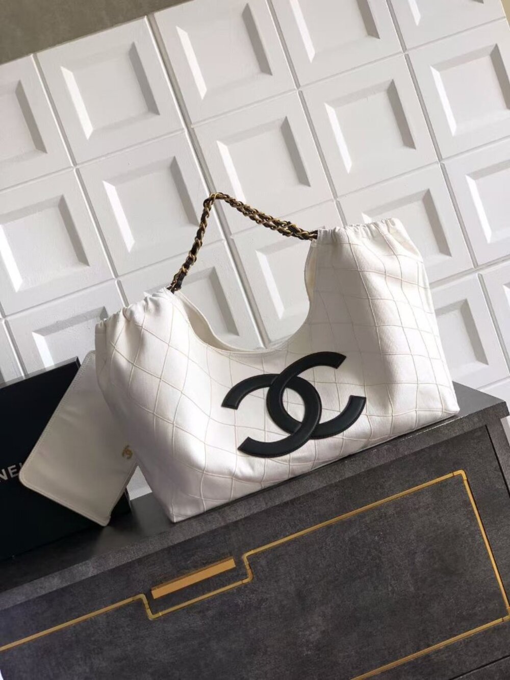 Classic CHANEL   bag: A Stylish and Versatile Choice for Elegance